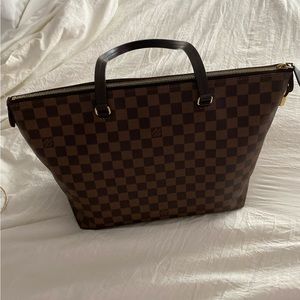 100% Authentic Louis Vuitton bag, comes with dust bag, shaper, box, and receipt